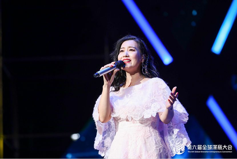 用天籁之音传播中国文化，谭晶献唱第六届全球深商大会